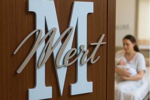 Ahşap Bebek ve Hastane Odası İsimli Kapı Süsü